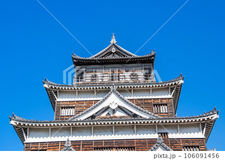 広島県広島市　人気の観光スポット　快晴の広島城天守 106091456