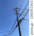 青空に映える電信柱 106091563