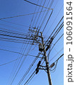 青空に映える電信柱 106091564