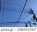 青空に映える電信柱と電線 106091567