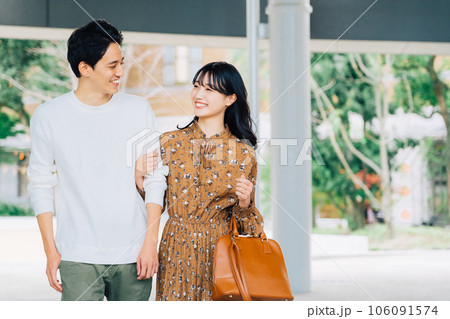 デートをするカップル(夫婦) デートをするカップル(夫婦) 106091574