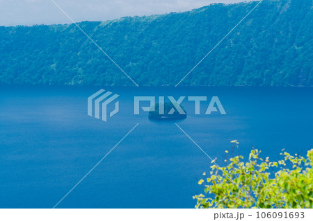 (北海道)裏摩周展望台から望む摩周湖・孤島 (北海道)裏摩周展望台から望む摩周湖・孤島 106091693