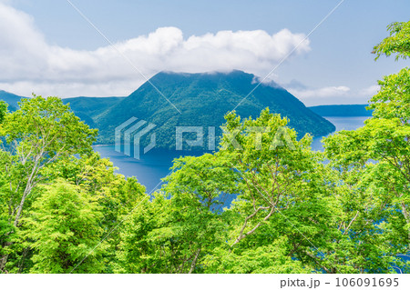 （北海道）裏摩周展望台から望む摩周湖 106091695
