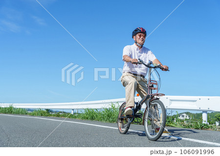 自転車に乗るシニア男性 自転車に乗るシニア男性 106091996