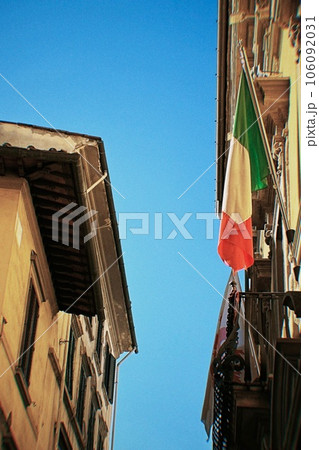 風に揺れるイタリア国旗 106092031
