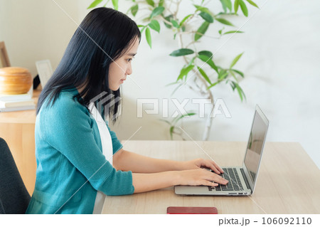 ノートパソコンで作業をする若い女性 ノートパソコンで作業をする若い女性 106092110