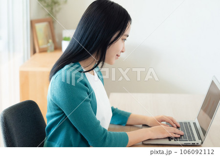 ノートパソコンで作業をする若い女性 ノートパソコンで作業をする若い女性 106092112