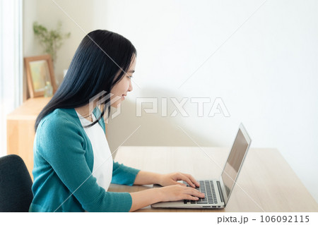 ノートパソコンで作業をする若い女性 ノートパソコンで作業をする若い女性 106092115