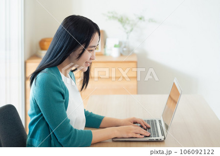 ノートパソコンで作業をする若い女性 106092122