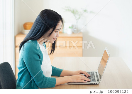 ノートパソコンで作業をする若い女性 106092123