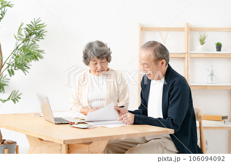終活をするシニア夫婦 106094092