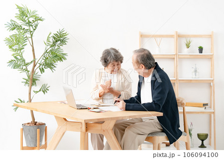 終活をするシニア夫婦 106094100