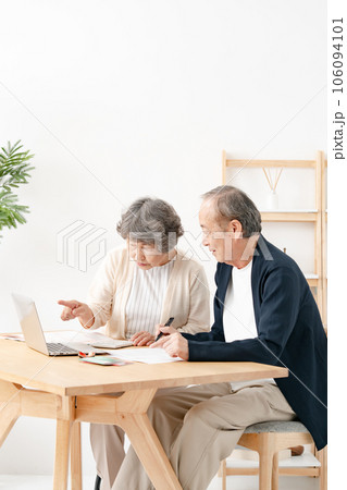 終活をするシニア夫婦 106094101