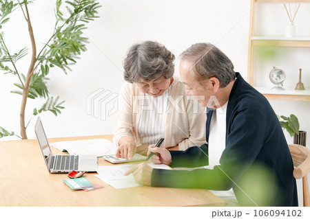 終活をするシニア夫婦 106094102