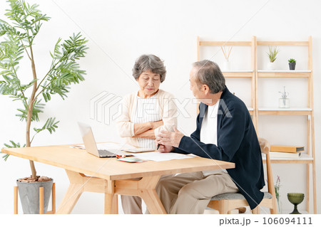 終活をするシニア夫婦 106094111
