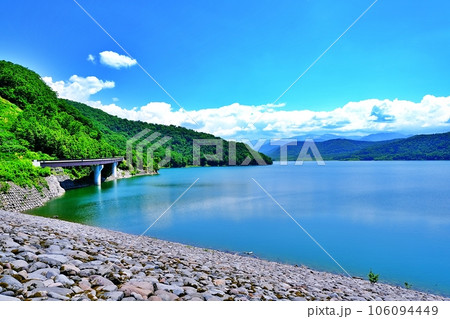 北海道東川町　忠別湖の風景 106094449