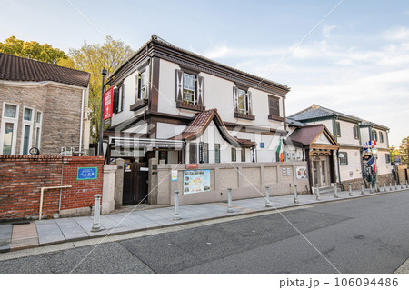 庫県神戸市北野　異国情緒が漂う人気の観光地　快晴の神戸北野異人館　ベンの家と洋館長屋 106094486