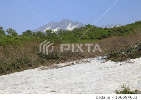 残雪と鳥海山 残雪と鳥海山 106094633