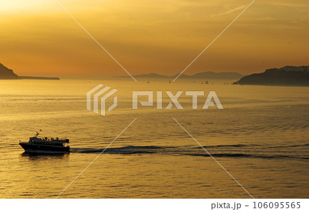 夕日の海を渡るサントリーニ島のテンダーボート 夕日の海を渡るサントリーニ島のテンダーボート 106095565