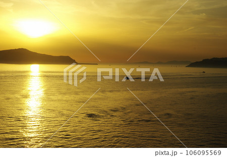 夕陽を浴びるサントリーニ島の島影 夕陽を浴びるサントリーニ島の島影 106095569