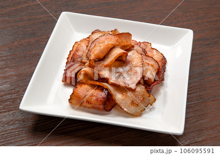 フライパンで焼いた薄切りベーコン フライパンで焼いた薄切りベーコン 106095591