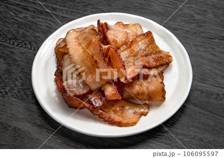 フライパンで焼いた薄切りベーコン 106095597