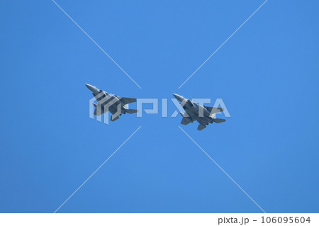 頭上を飛ぶ航空自衛隊F-15イーグル編隊 頭上を飛ぶ航空自衛隊F-15イーグル編隊 106095604