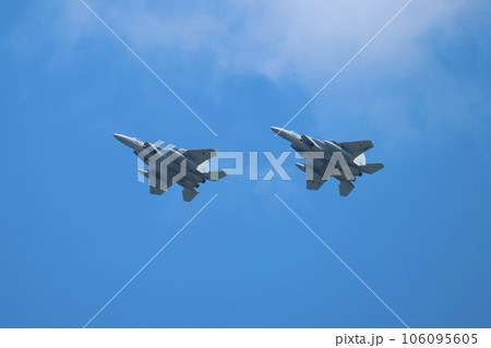 頭上を飛ぶ航空自衛隊F-15イーグル編隊 頭上を飛ぶ航空自衛隊F-15イーグル編隊 106095605