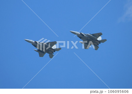 頭上を飛ぶ航空自衛隊F-15イーグル編隊 106095606