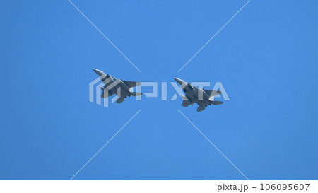 頭上を飛ぶ航空自衛隊F-15イーグル編隊 106095607