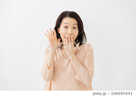 驚く女性 106095841