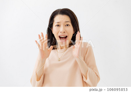 驚く女性 驚く女性 106095853