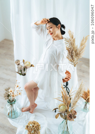 ドライフラワーに囲まれた女性ポートレート ドライフラワーに囲まれた女性ポートレート 106096047