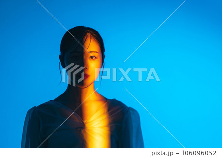 カラーライティングを使った女性ポートレート カラーライティングを使った女性ポートレート 106096052