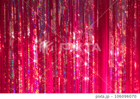 キラキラピンクのタッセルカーテン背景 106096070