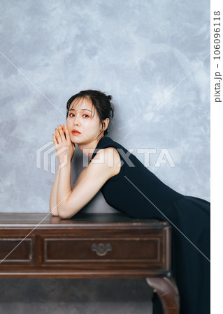 女性のファッションポートレート 106096118