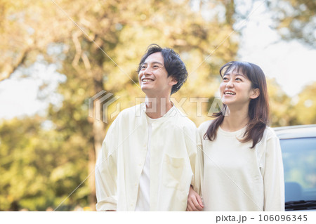 紅葉を楽しむカップル 紅葉を楽しむカップル 106096345