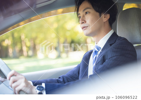 車を運転するビジネスマン 106096522