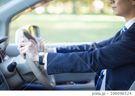 車を運転するビジネスマン 106096524