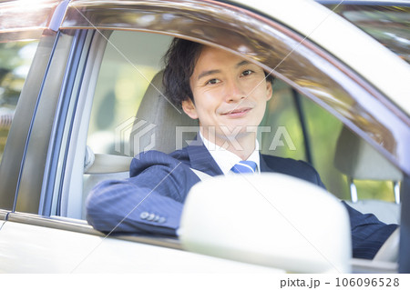 車を運転するビジネスマン 車を運転するビジネスマン 106096528