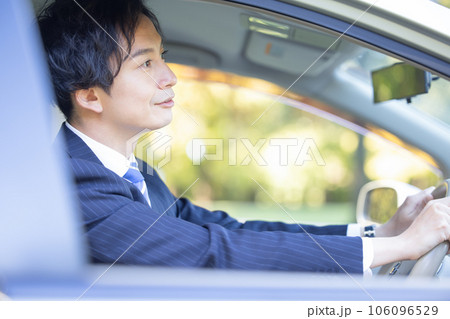 車を運転するビジネスマン 車を運転するビジネスマン 106096529