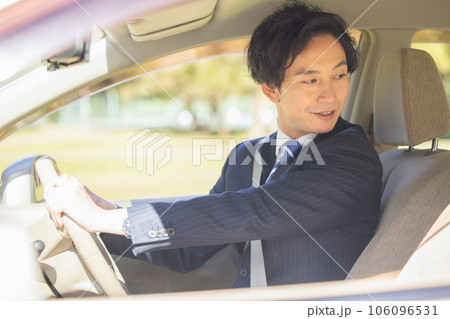 車を運転するビジネスマン 106096531