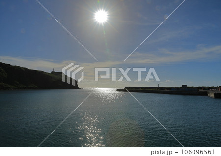 与那国島久部良漁港の二つの灯台の間を照らす太陽 106096561