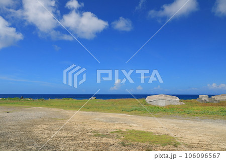 美しい東シナ海を望む海岸線にある与那国島浦野墓地群の独特な形をしたお墓 106096567