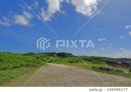 与那国島浦野墓地群からのティンダバナの景色 106096577