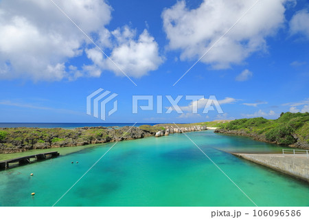 与那国島祖納港のエメラルドグリーンの入り江の景色 106096586