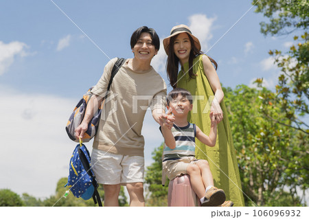 夏休みに家族旅行に行く笑顔の親子・子育てファミリー 106096932