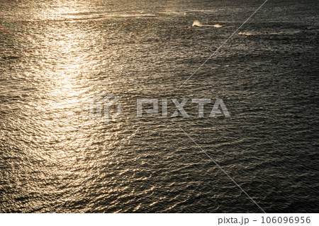 福井 夏の東尋坊から眺める日本海をオレンジ色に染める美しい夕陽 福井 夏の東尋坊から眺める日本海をオレンジ色に染める美しい夕陽 106096956