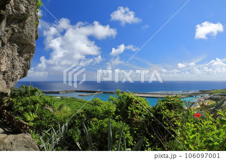 与那国島ティンダバナから見える南国らしい美しい風景 与那国島ティンダバナから見える南国らしい美しい風景 106097001