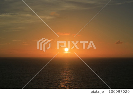 与那国島西崎の日本最西端の地から眺める日本最後の夕日 与那国島西崎の日本最西端の地から眺める日本最後の夕日 106097020